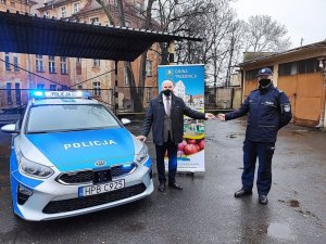 Na zdjęciu Burmistrz  Gminy Trzebnica  Marek Długozima przekazuje kluczyki do radiowozu Komendantowi Powiatowemu Policji w Trzebnicy